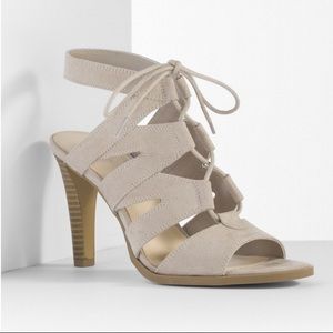 Simply Vera Vera Wang Beige Lace Up Heels Size 9